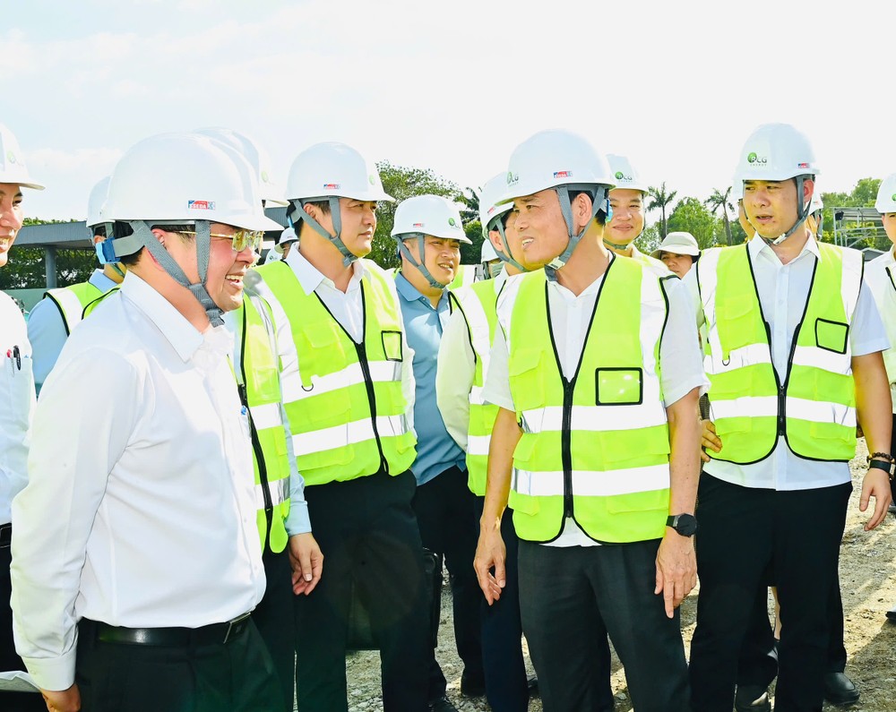 Bí thư Thành ủy TPHCM khảo sát thực địa tại dự án thi công nhà máy đốt rác phát điện của Công ty CP đầu tư phát triển Tâm Sinh Nghĩa. Ảnh: VIỆT DŨNG 322430611826039504.jpg