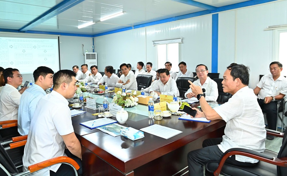 Bí thư Thành ủy TPHCM cùng đoàn công tác làm việc với Công ty cổ phần đầu tư phát triển Tâm Sinh Nghĩa. Ảnh: VIỆT DŨNG 3625870888415064812(1).jpg