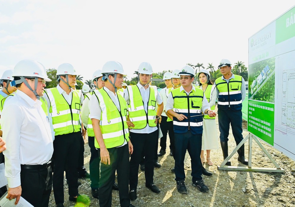 Bí thư Thành ủy TPHCM khảo sát thực địa tại dự án thi công nhà máy đốt rác phát điện của Công ty CP đầu tư phát triển Tâm Sinh Nghĩa. Ảnh: VIỆT DŨNG 3625870888415064812(2).jpg