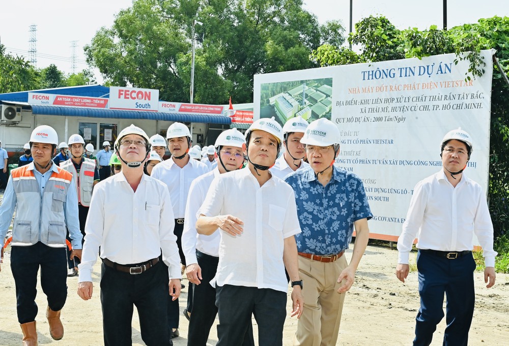 Bí thư Thành ủy TPHCM Trần Lưu Quang cùng đoàn khảo sát dự án xây nhà máy đốt rác phát điện của Công ty cổ phần Vietstar. Ảnh: VIỆT DŨNG DSC_8534.jpeg