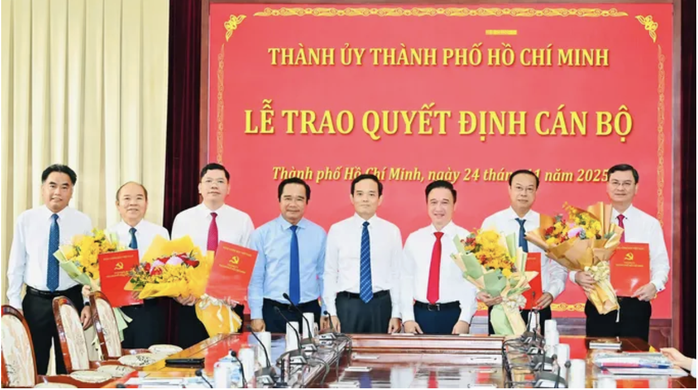 Trao quyết định phê chuẩn bầu Phó Chủ tịch HĐND, Phó Chủ tịch UBND TPHCM - Ảnh 2.