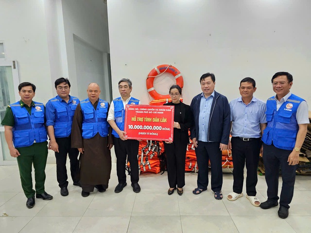 Thành ủy TP.HCM trao 10 tỉ đồng hỗ trợ cho tỉnh Đắk Lắk - Ảnh 1.