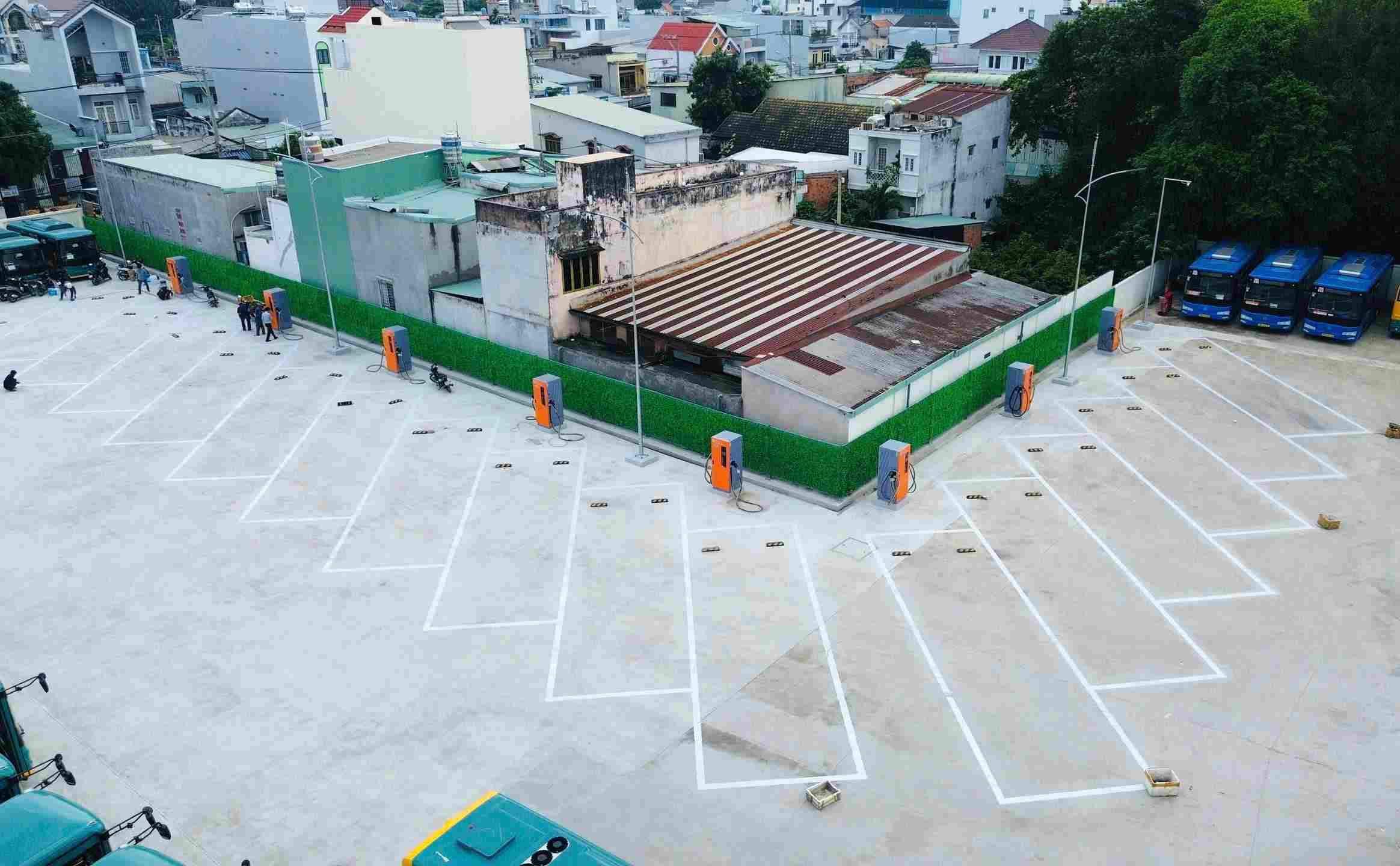 Систему зарядних станцій для електробусів, інвестовану підприємствами в Хошиміні. Фото: Мін Куан