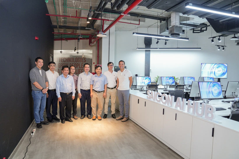 Lãnh đạo Đại học Quốc gia Thành phố Hồ Chí Minh và VNG cắt băng khai trương Saigon AI Hub. (Ảnh: VNG)