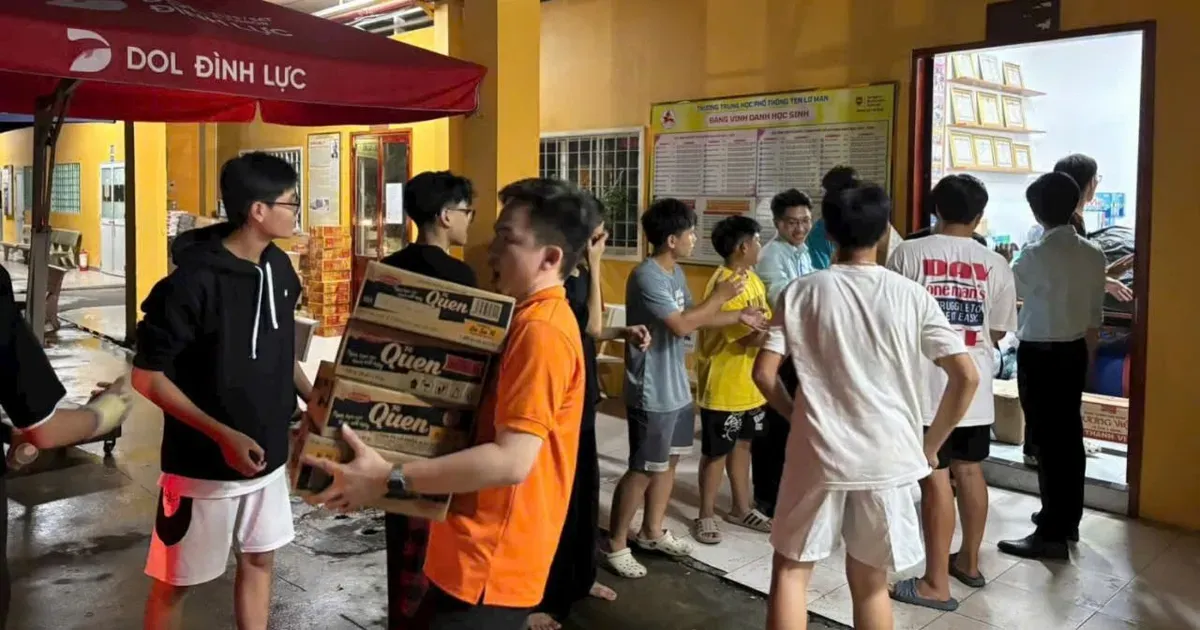 Tiếp sức sinh viên vùng lũ