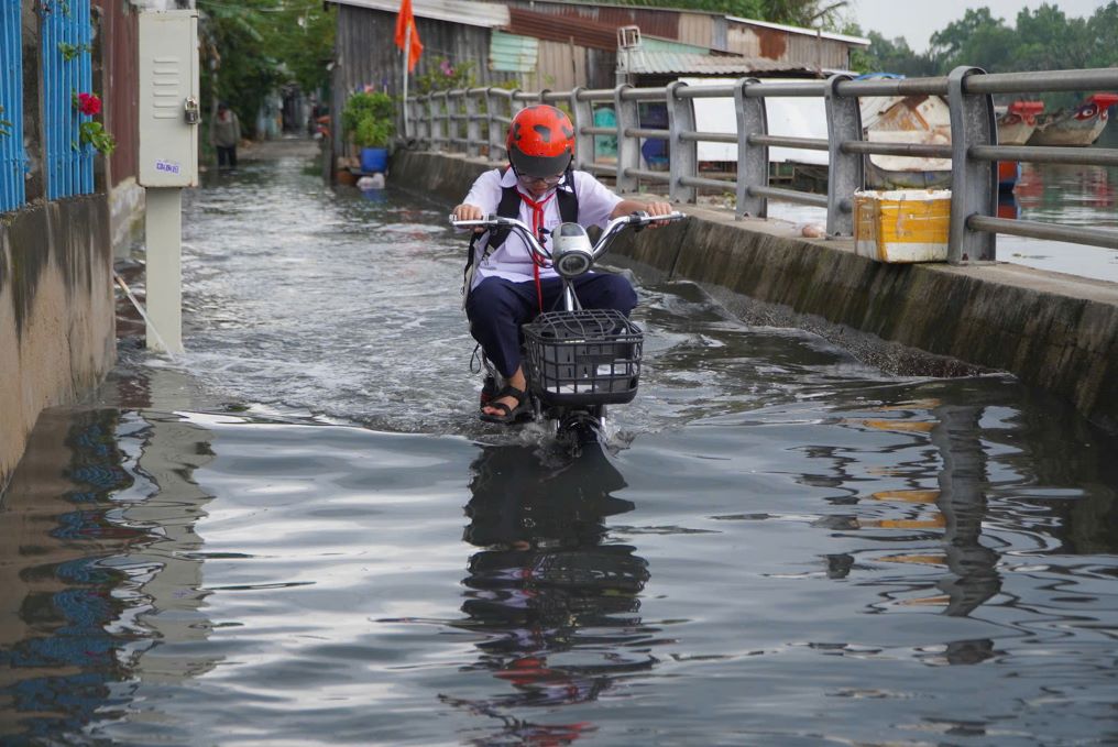 Karena kondisi cuaca yang sulit diprediksi, Departemen Pendidikan dan Pelatihan Kota Ho Chi Minh perlu memastikan keselamatan para siswa.