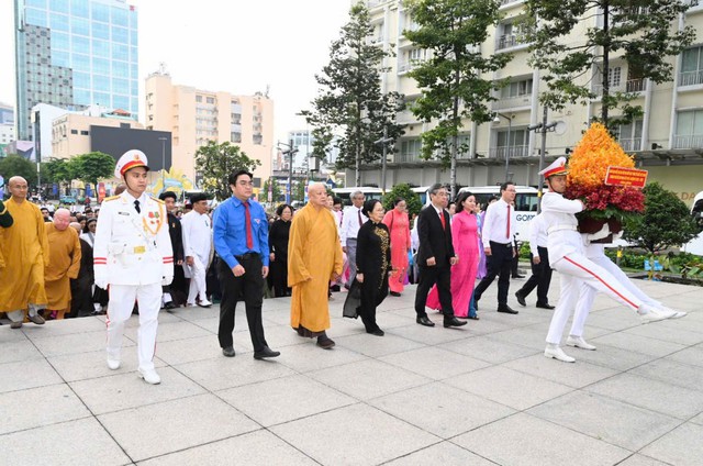 Đại biểu dự Đại hội MTTQ Việt Nam TPHCM dâng hoa tưởng nhớ Chủ tịch Hồ Chí Minh- Ảnh 1.