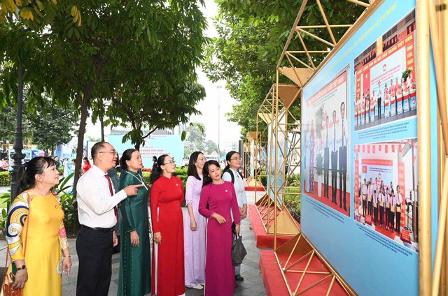 Đại biểu dự Đại hội MTTQ Việt Nam TPHCM dâng hoa tưởng nhớ Chủ tịch Hồ Chí Minh- Ảnh 4.