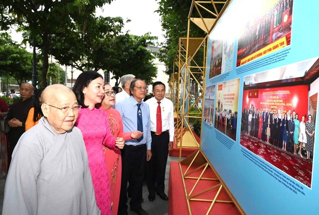 Đại biểu dự Đại hội MTTQ Việt Nam TPHCM dâng hoa tưởng nhớ Chủ tịch Hồ Chí Minh- Ảnh 5.