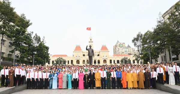 Đại biểu dự Đại hội MTTQ Việt Nam TPHCM dâng hoa tưởng nhớ Chủ tịch Hồ Chí Minh