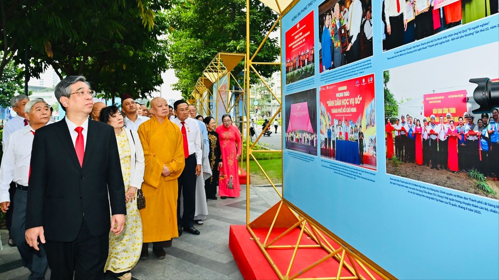 हो ची मिन्ह सिटी की वियतनाम फादरलैंड फ्रंट कमेटी के अध्यक्ष और सिटी पार्टी कमेटी के उप-सचिव गुयेन फुओक लोक और प्रतिनिधिमंडल ने लाम सोन पार्क (साई गॉन वार्ड, हो ची मिन्ह सिटी) में