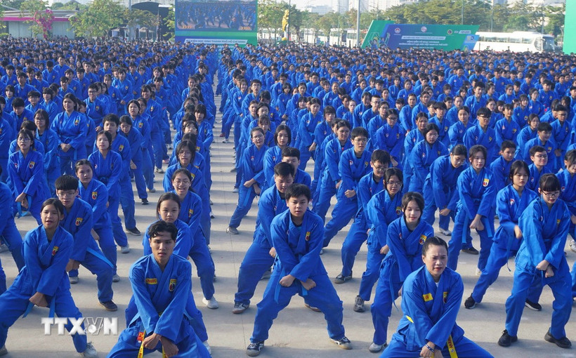 Học sinh tham gia đồng diễn võ nhạc Vovinam. (Ảnh: Thu Hoài/TTXVN)