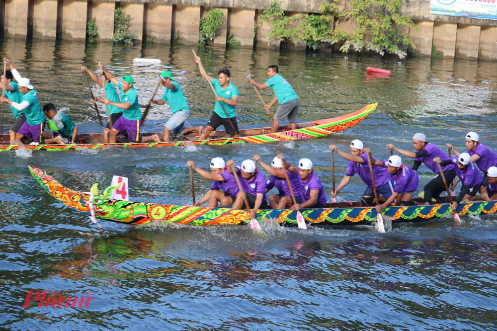 Các đội đua ghe Ngo tham gia cuộc thi với tinh thần quyết liệt