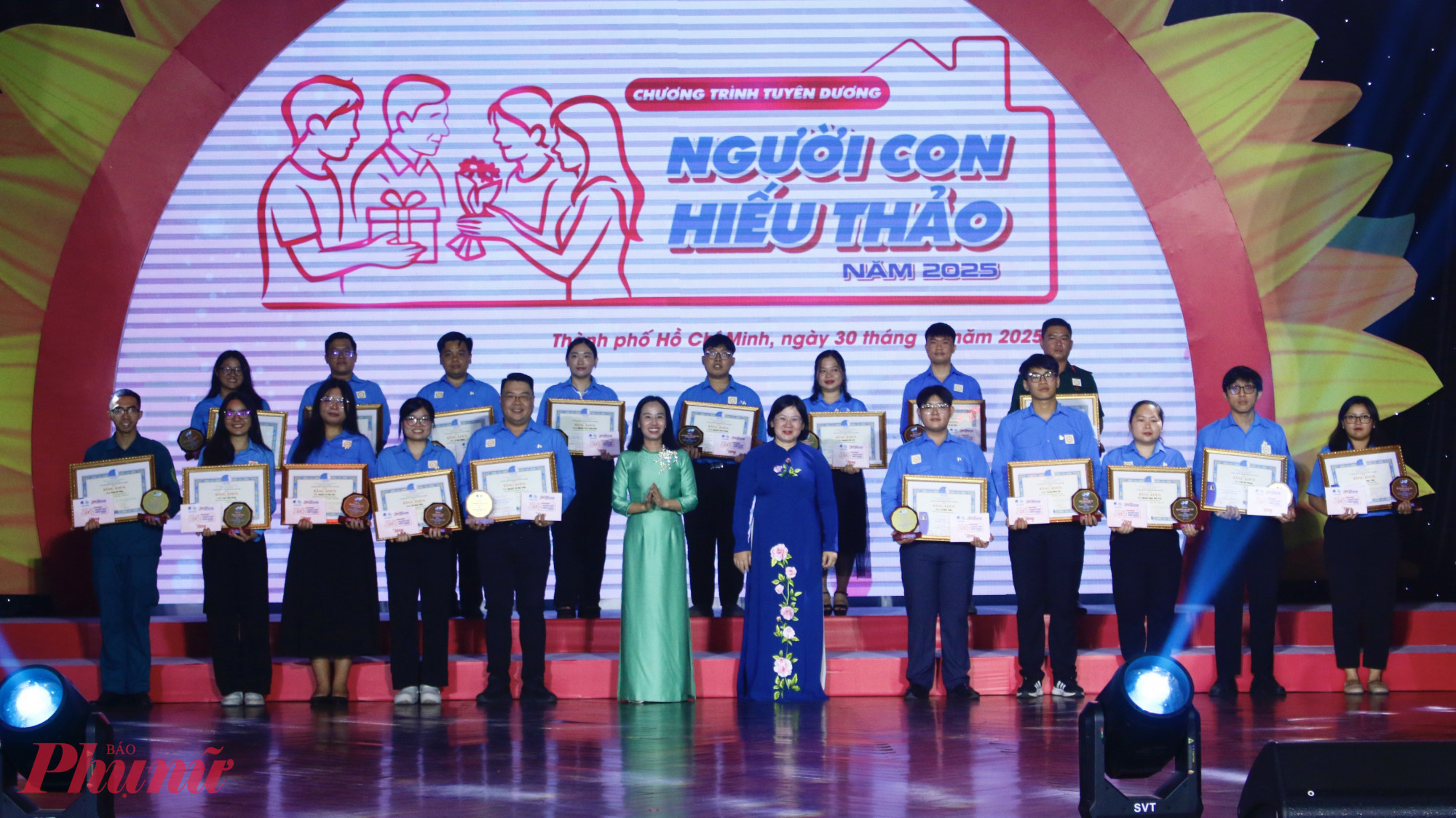 Bà Văn Thị Bạch Tuyết – Phó Bí thư Thành ủy TPHCM và bà Võ Ngọc Thanh Trúc - Chủ tịch Ủy ban MTTQ Việt Nam TPHCM , Chủ tịch Hội LHPN TPHCM trao giấy khen và biểu trưng đến các gương người con hiếu thảo.