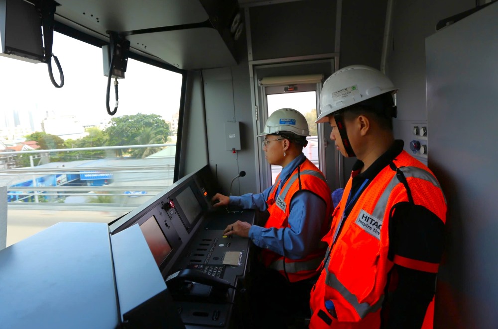 Masinis kereta Vietnam menguji coba Metro Jalur 1 pada November 2024. Foto: Anh Tu