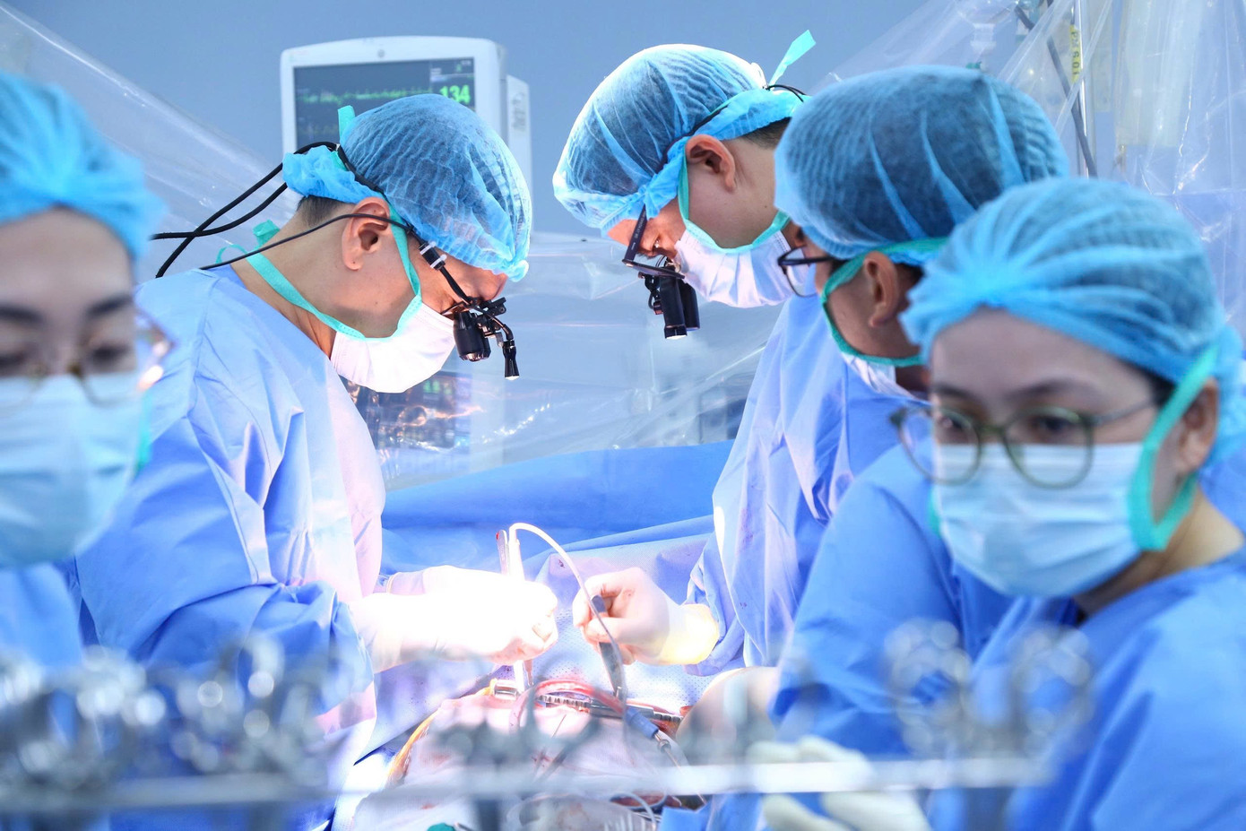 Ca phẫu thuật lấy tim do TS.BS Cao Đằng Khang – Trưởng khoa Phẫu thuật Tim Bệnh viện Đại học Y Dược TPHCM thực hiện. phan-phau-thuat-lay-tim-do-ts-bs-cao-dang-khang-truong-khoa-phau-thuat-tim-bv-dhyd-truc-tiep-thuc-hien.jpg