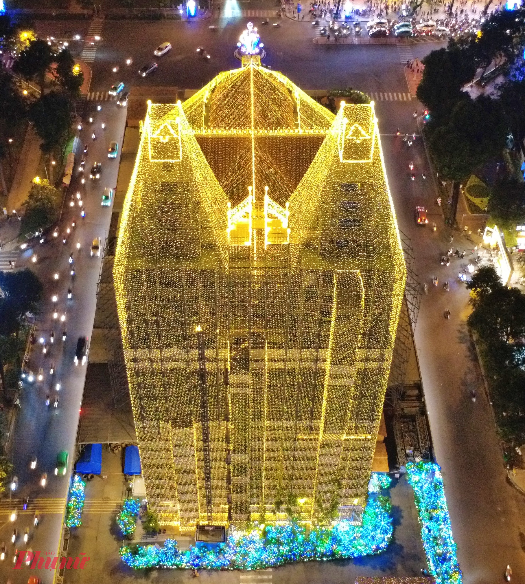 Các cụm trang trí theo chủ đề Giáng sinh như cây thông, thiên thần, ngôi sao, quả địa cầu, vòng nguyệt quế,... được bố trí rộng khắp, tạo nên không gian rực rỡ nhưng vẫn trang nhã.