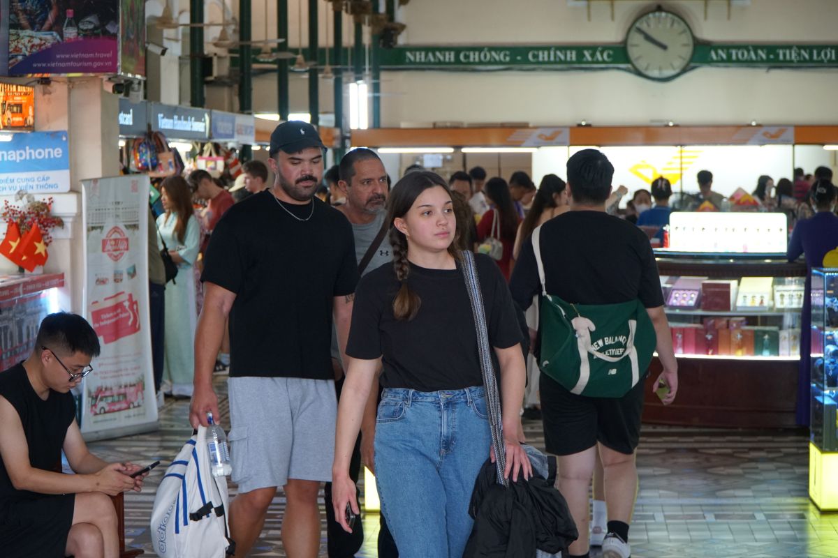 Khách quốc tế tham quan Bưu điện Thành phố. Ảnh: Thanh Chân