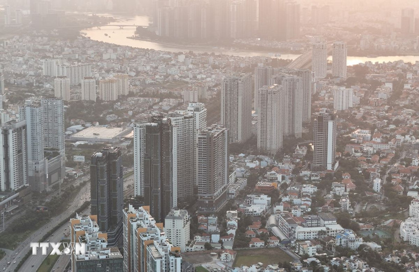 Dagelijks rijden er tientallen miljoenen voertuigen uit omliggende gebieden naar Ho Chi Minhstad, wat een enorme druk legt op het milieu en de luchtkwaliteit. (Foto: Hong Dat/VNA)