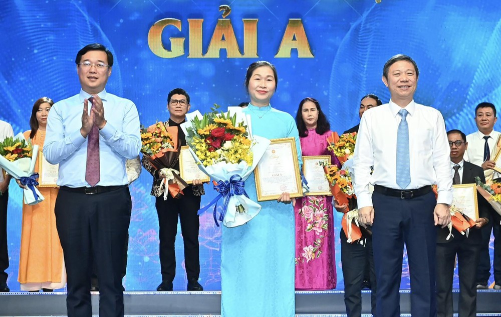 Phó Bí thư Thường trực Thành ủy TPHCM Lê Quốc Phong và Trưởng Ban Tuyên giáo và Dân vận Thành ủy TPHCM Dương Anh Đức trao giải A lĩnh vực Báo chí - xuất bản (Khối chuyên nghiệp) cho loạt bài E1g.jpg