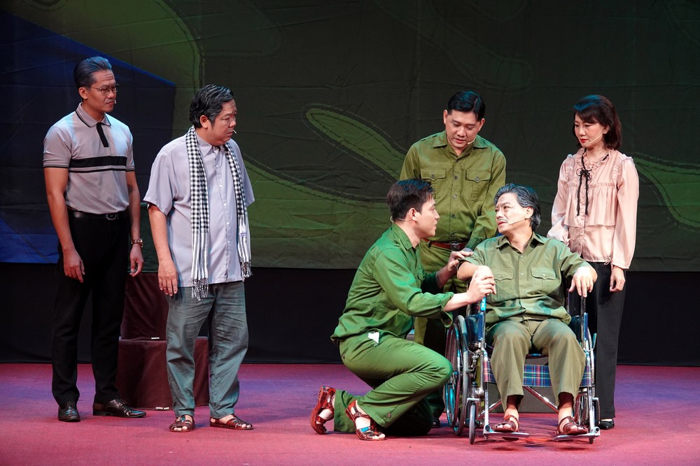 Một cảnh trong vở kịch Đồng chí đoạt giải A lĩnh vực Văn học nghệ thuật Ảnh: THÚY BÌNH E6a.jpg