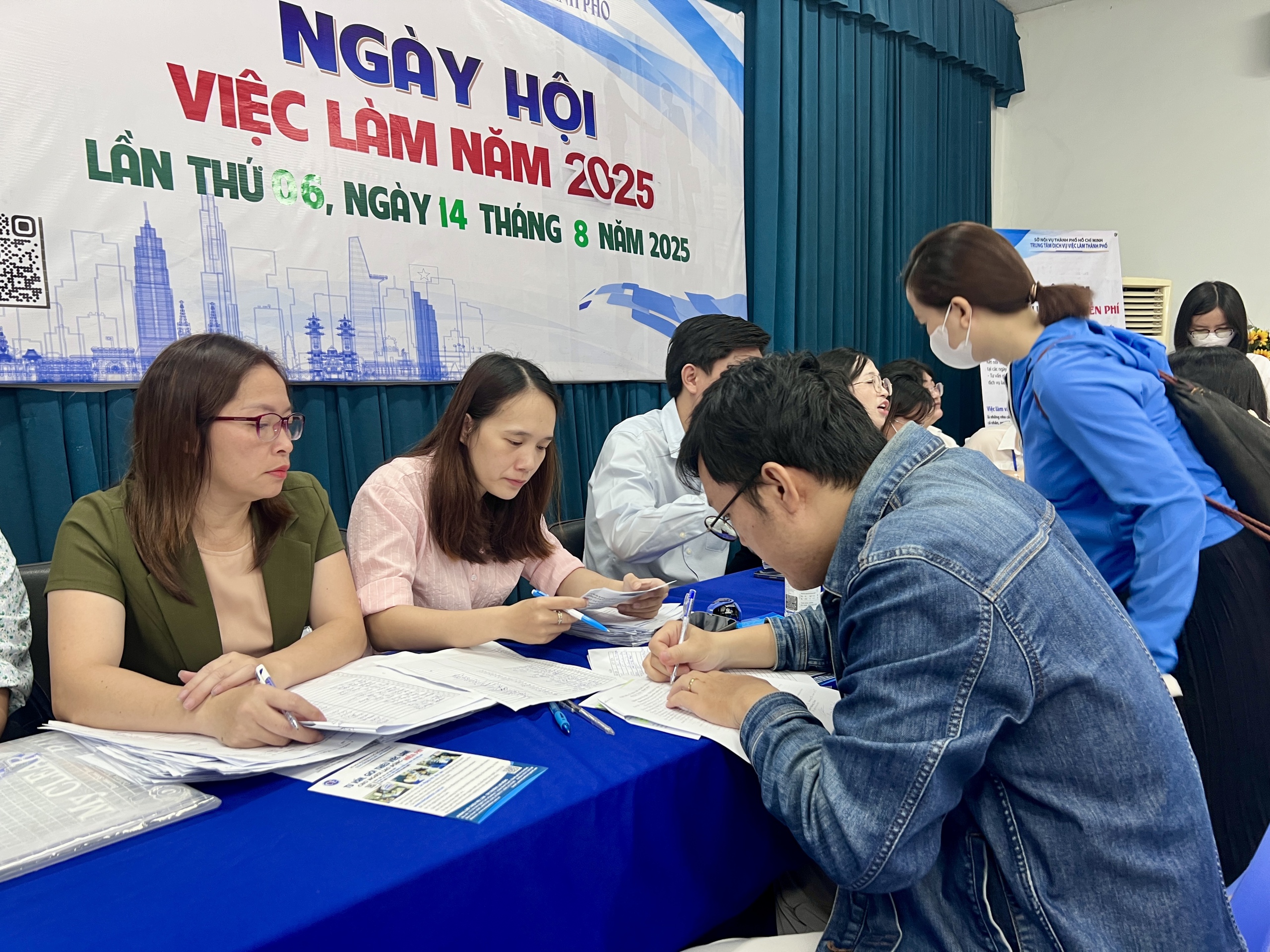 3 ngành nào tuyển dụng nhiều nhất ở TP.HCM cuối năm 2025 - Ảnh 2.