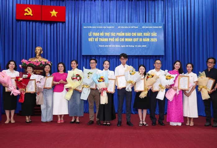Khen thưởng các tác phẩm báo chí xuất sắc viết về TPHCM trong quý III/2025 - Ảnh 4.