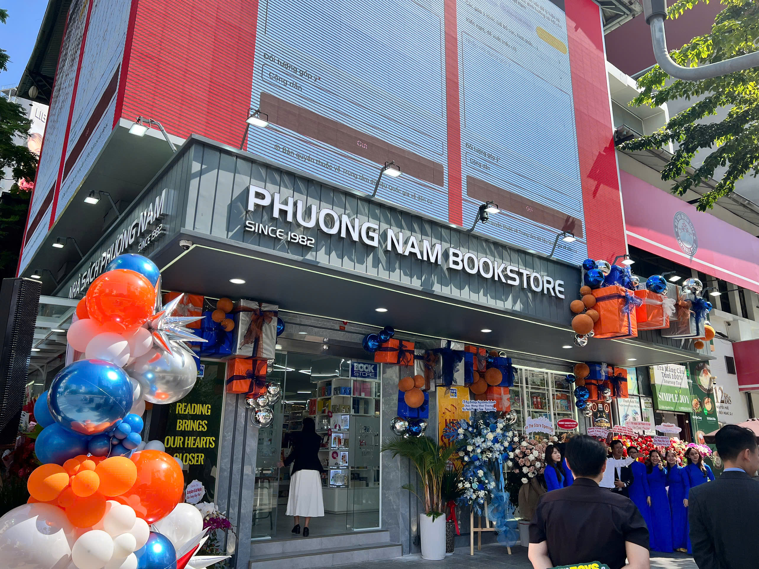 TP.HCM lần đầu có nhà sách 'không ngủ' trên phố đi bộ Nguyễn Huệ- Ảnh 1. TP.HCM lần đầu có nhà sách 'không ngủ' trên phố đi bộ Nguyễn Huệ- Ảnh 1.