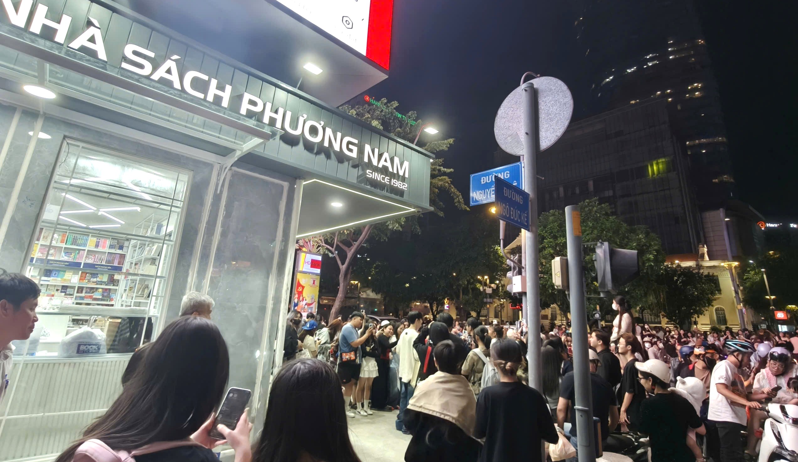 TP.HCM lần đầu có nhà sách 'không ngủ' trên phố đi bộ Nguyễn Huệ- Ảnh 3. TP.HCM lần đầu có nhà sách 'không ngủ' trên phố đi bộ Nguyễn Huệ- Ảnh 3.
