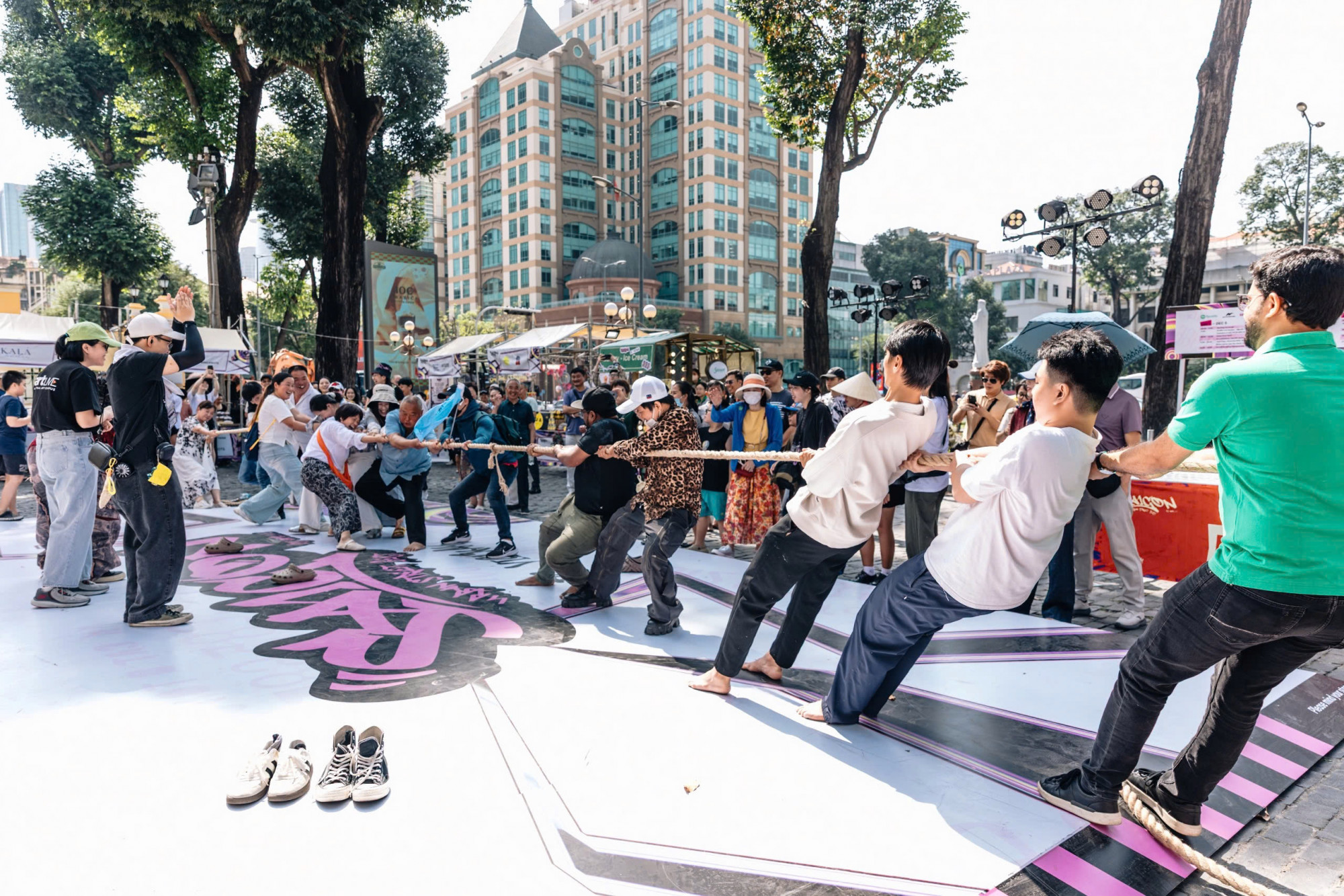 Багато іноземних туристів із ентузіазмом взяли участь у перетягуванні каната на заході.