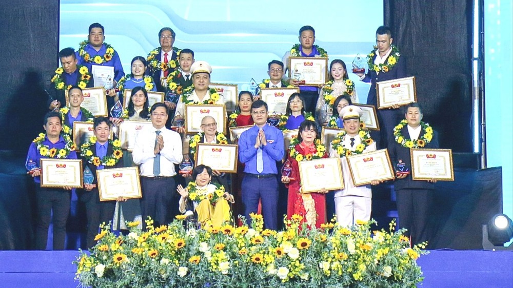 Đồng chí Lê Quốc Phong và đồng chí Bùi Quang Huy trao giải thưởng Tình nguyện quốc gia đến 20 tập thể và cá nhân tiêu biểu z7302679651931_9ff31ed9efc2bafb11c14155a326fa6f.jpg