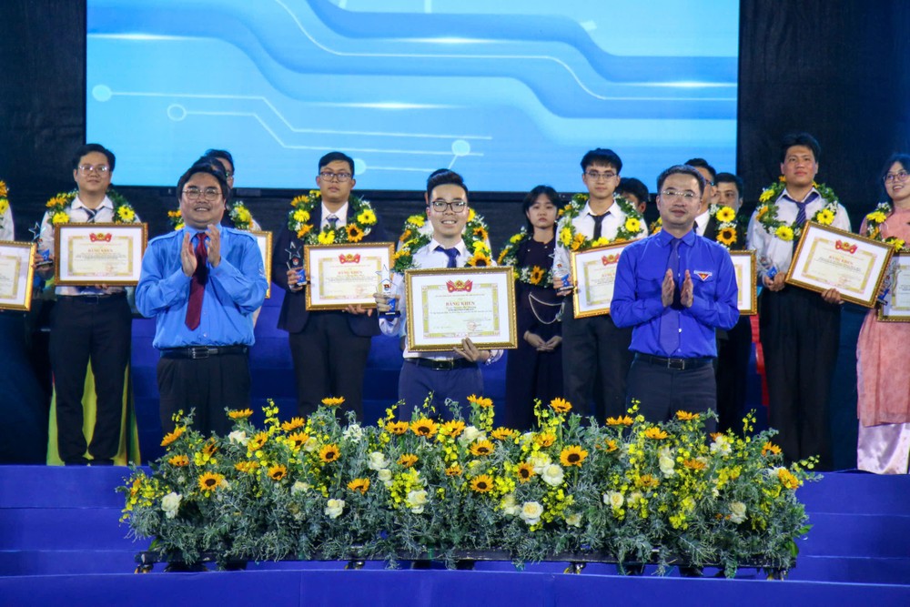 Đồng chí Nguyễn Tường Lâm và đồng chí Ngô Minh Hải trao giải thưởng Tuổi trẻ sáng tạo toàn quốc năm 2025 cho các công trình, giải pháp, sản phẩm sáng tạo tiêu biểu z7302772542409_e0144bb56aa5f3593600952f907ffceb.jpg