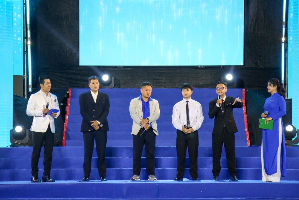 Các gương thanh niên xuất sắc giao lưu tại chương trình z7302772543939_74da71b032c8351af25fdcab88b4d5bd.jpg