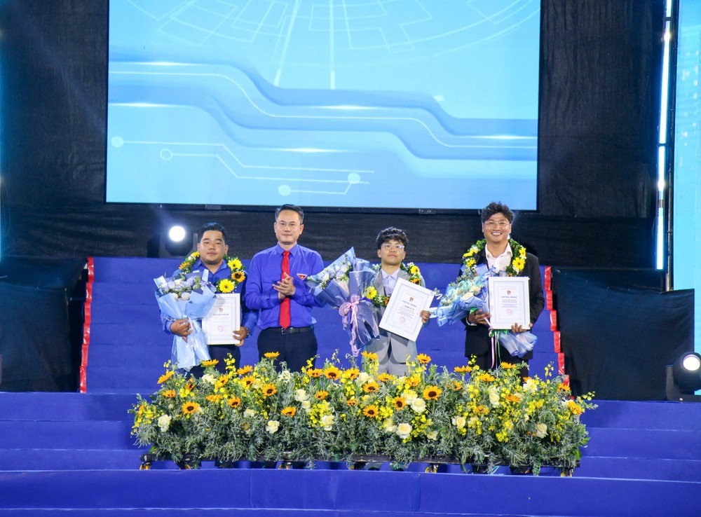 Đồng chí Nguyễn Kim Quy trao 3 giải phụ đến các tập thể, cá nhân z7302772552721_b64e3b535973967d298d52d9927e0a48.jpg