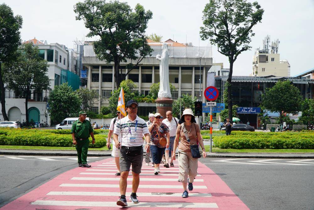 Διεθνείς τουρίστες επισκέπτονται την πόλη Χο Τσι Μινχ. Φωτογραφία: Thanh Chan