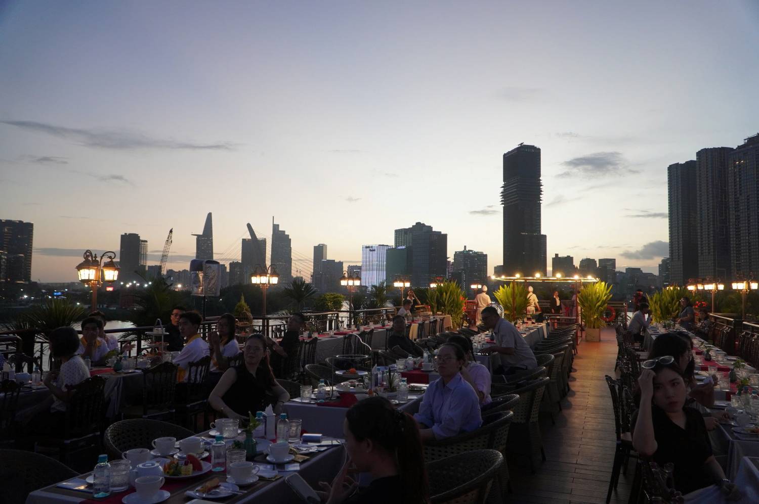 Những năm gần đây, các loại hình như buýt sông, tàu nhà hàng, du thuyền ngắm sông Sài Gòn về đêm hay tour ngắm hoàng hôn đã trở thành điểm nhấn đặc sắc, thu hút đông đảo người dân và du khách quốc tế lựa chọn trải nghiệm.