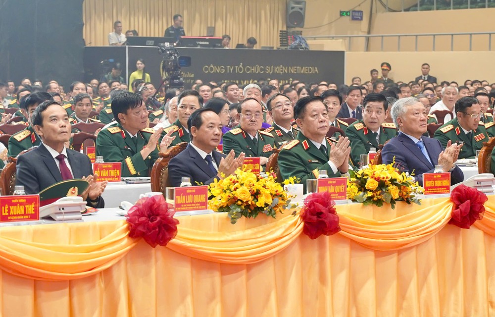 대통령께서 7군구에 인민무력영웅 칭호를 수여하셨습니다(11).jpg