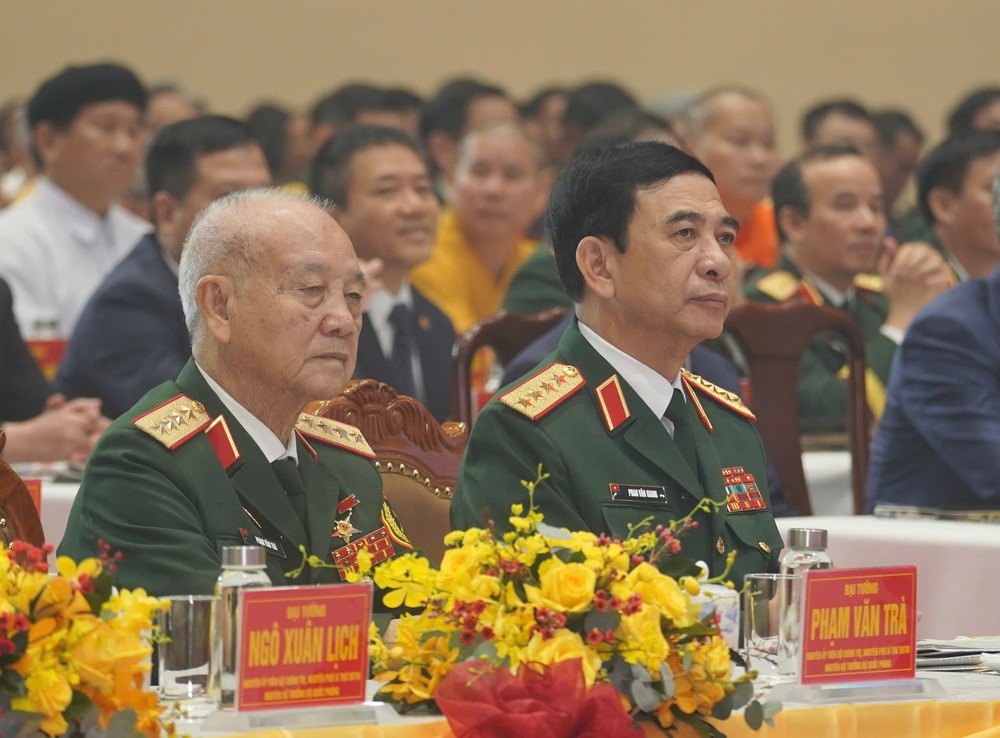 대통령께서 7군구에 인민무력영웅 칭호를 수여하셨습니다(12).jpg