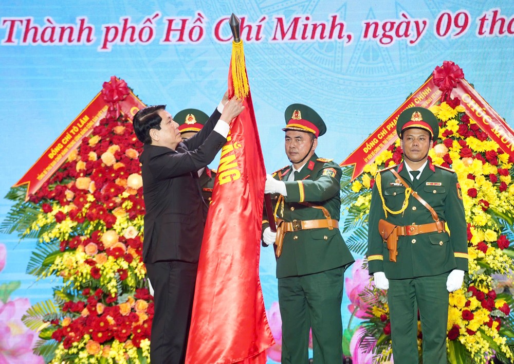 루옹 끄엉 대통령은 7군구 승리기에 인민군 영웅 배지를 달았습니다. 사진: 투안 반 Chủ tịch nước trao danh hiệu Anh hùng Lực lượng vũ trang Nhân dân cho Quân khu 7 -quan-khu-7-80-nam (2).jpg