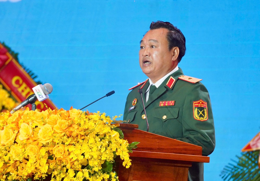 쩐 빈 응옥(Tran Vinh Ngoc) 소장은 7군구 당서기 겸 정치위원으로서 군구 군대의 영웅적이고 영광스러운 전통을 돌아보는 시간을 가졌습니다. 사진: 투안 반(Thuan Van) quan-khu-7-80-nam.jpg