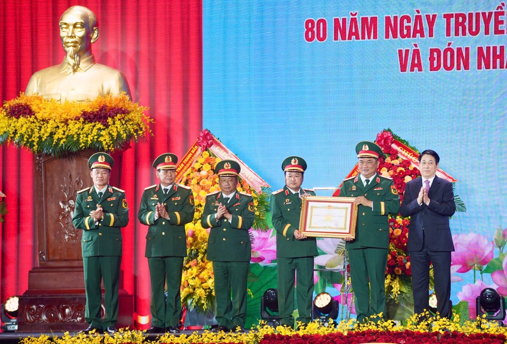 대통령께서 7군구(-quan-khu-7-80-nam)에 인민무력영웅칭호를 수여하셨습니다(3).jpg