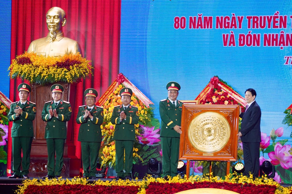 루옹 꾸엉 대통령이 7군구에 청동 드럼 그림을 선물했습니다. 사진: 투안 반 quan-khu-7-80-nam (4).jpg