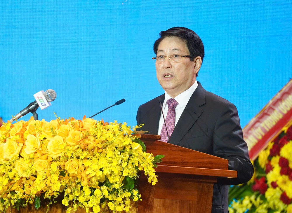 루옹 꾸엉 대통령은 7군구의 장교와 군인 세대에게 최선의 소원을 전했습니다. 사진: 투안 반 quan-khu-7-80-nam (5).jpg