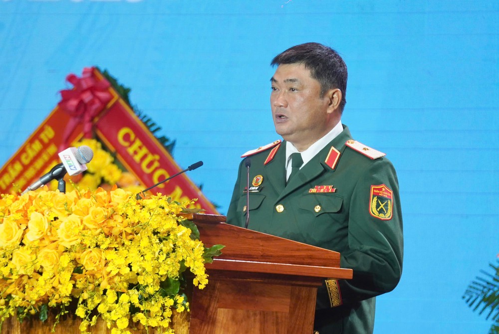 7군구 사령관인 레쑤언테 소장이 이에 대한 답변으로 연설을 했습니다. 사진: 투안 반 quan-khu-7-80-nam (9).jpg