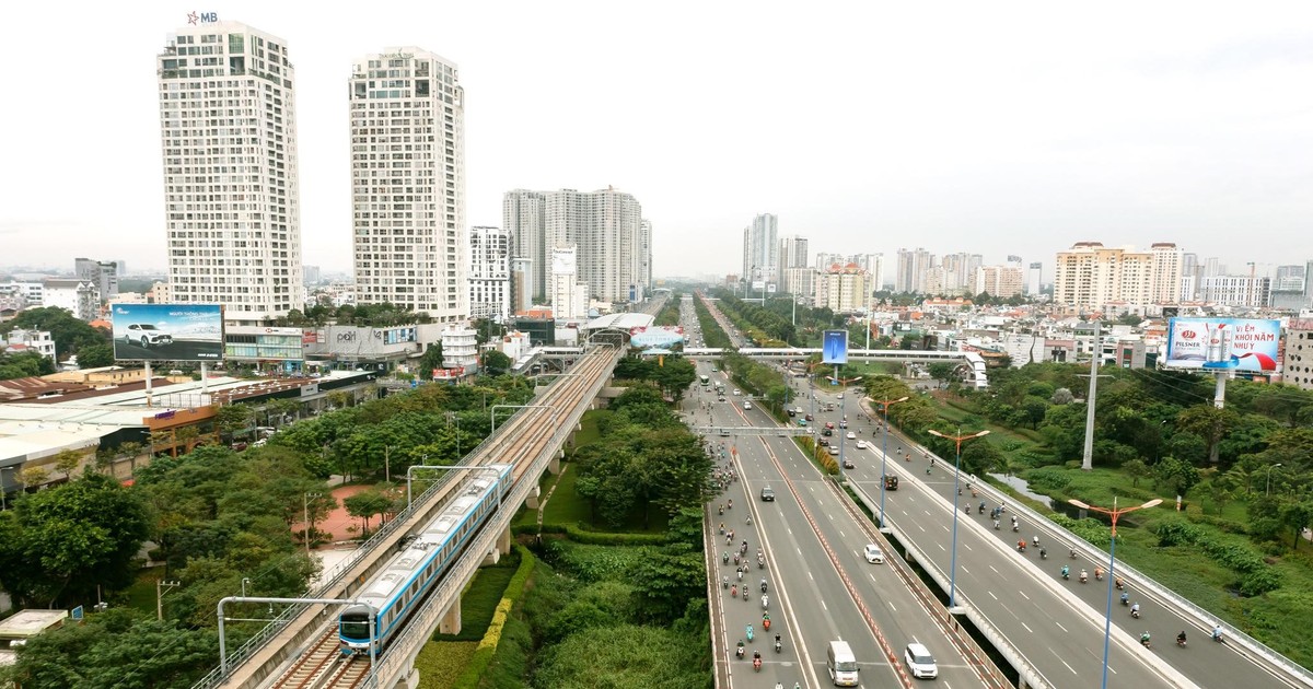 Bộ Chính trị: Phát triển Hà Nội và TP.HCM thành đô thị văn minh toàn cầu