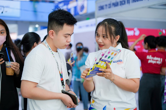 Phong phú việc làm Tết, cảnh giác trước bẫy lừa - Ảnh 1.