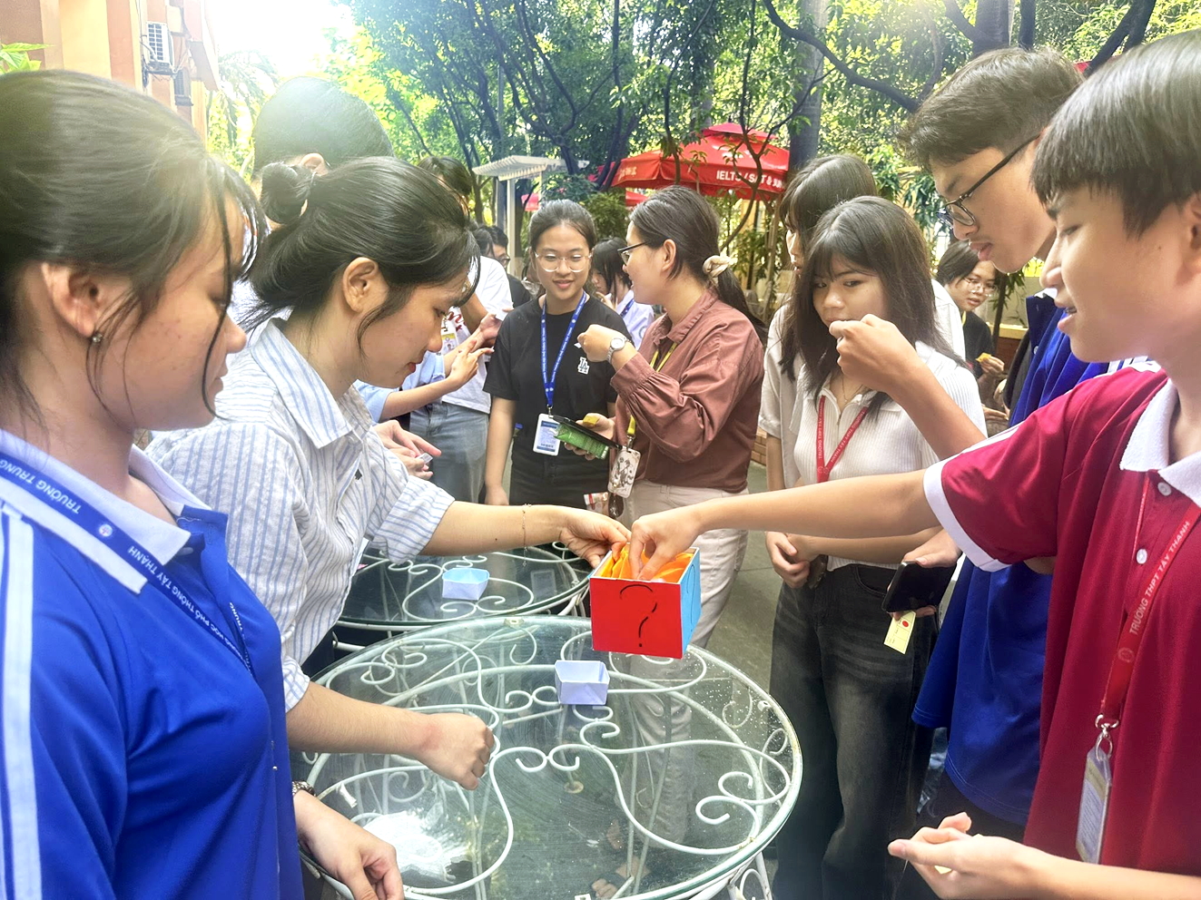 Học sinh Trường THPT Tây Thạnh trả lời câu hỏi bằng tiếng Anh để vượt qua các trạm thử thách