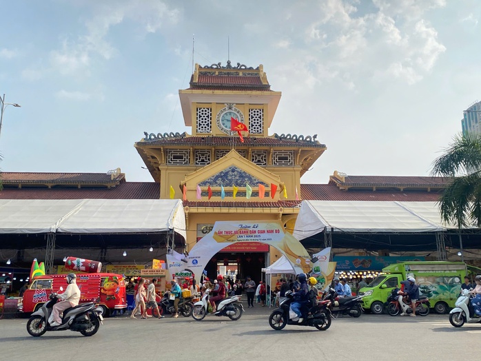 Du khách nước ngòai trải nghiệm văn hóa bản địa Tại chợ Bình Tây Sài Gòn - Ảnh 1.