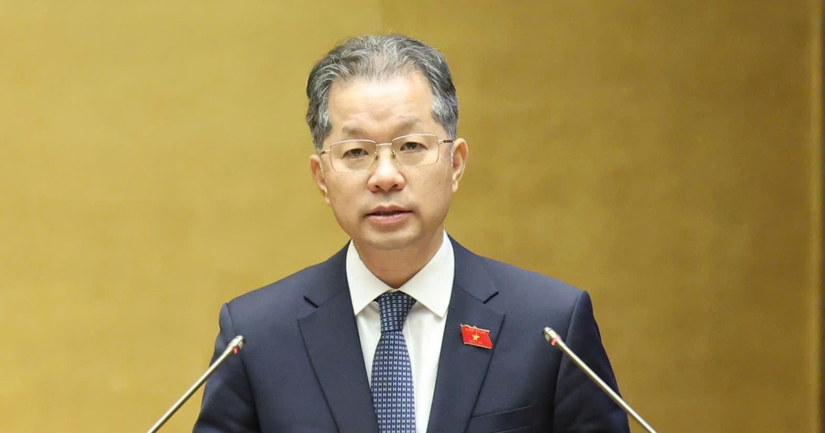 Høyesterettsjustitiarius i Høyesterett presenterer rapporten der han forklarer, mottar tilbakemeldinger og reviderer lovutkastet om spesialiserte domstoler ved Det internasjonale finanssenteret. Foto: QUANG PHÚC