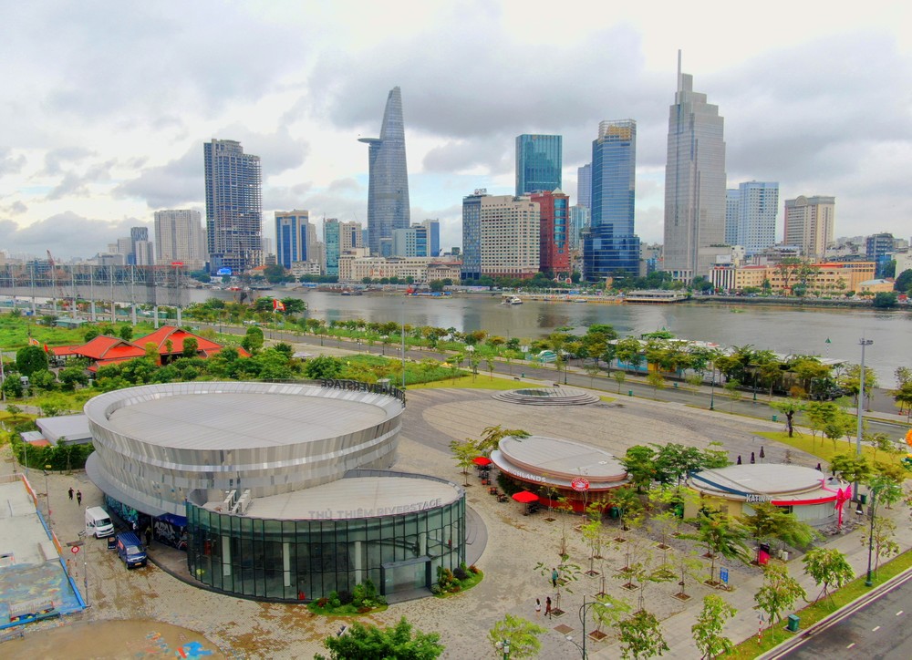 O parque ribeirinho de Thu Thiem conecta espaços urbanos de acordo com a Resolução 98, com vista para o centro da cidade de Ho Chi Minh. Foto: HOANG HUNG K3b.jpg